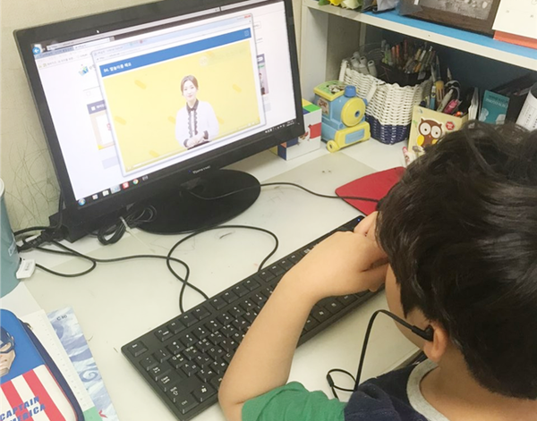가정에서 ‘전남e학습터’를 활용해 온라인 학습을 하는 학생의 모습 ⓒ화순오성초