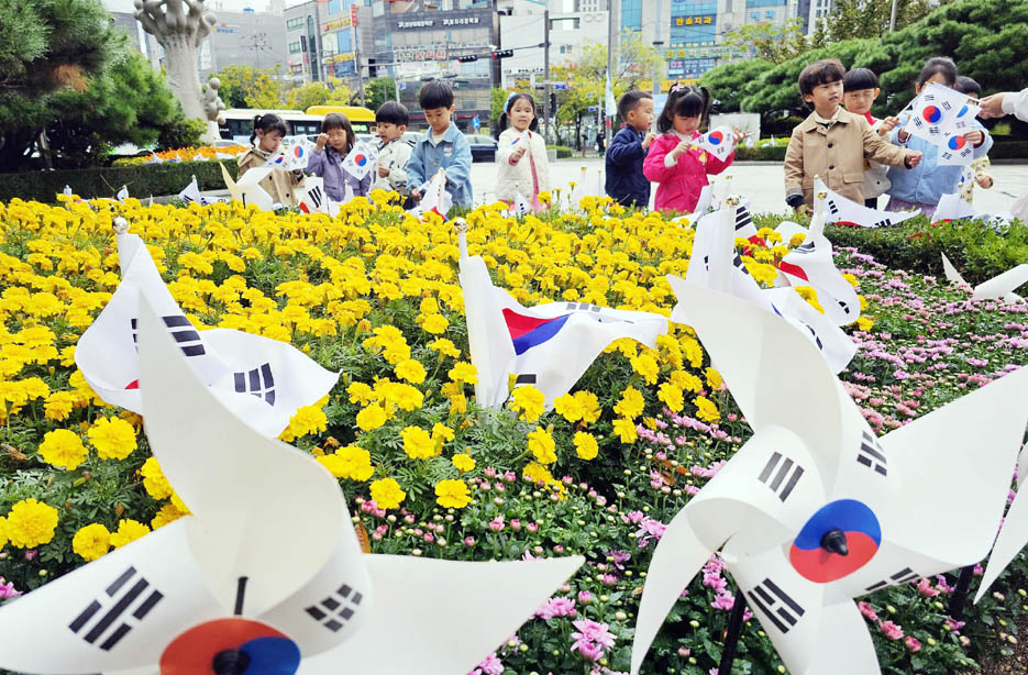 독도의 날을 사흘 앞둔 10월 22일 광주 북구청 광장에서 북구청직장어린이집 아이들이 손태극기를 흔들며 독도 사랑 퍼포먼스를 하고 있다. 북구는 독도가 갖는 역사적 의미를 아이들에게 심어주기 위해 광장에 태극기 화단을 조성했다. ⓒ북구청